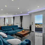 Apartment Luxury Karigo